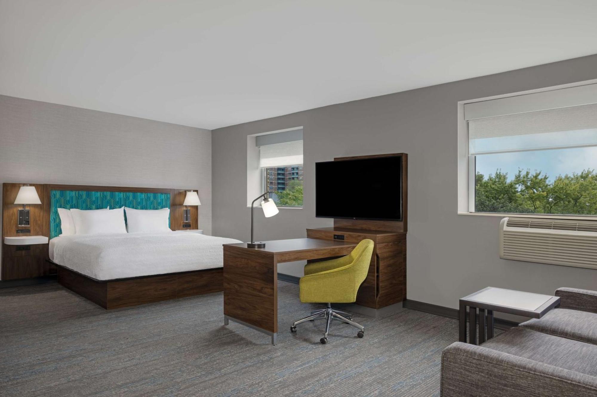 Hampton Inn & Suites By Hilton Toronto Downtown Exterior photo