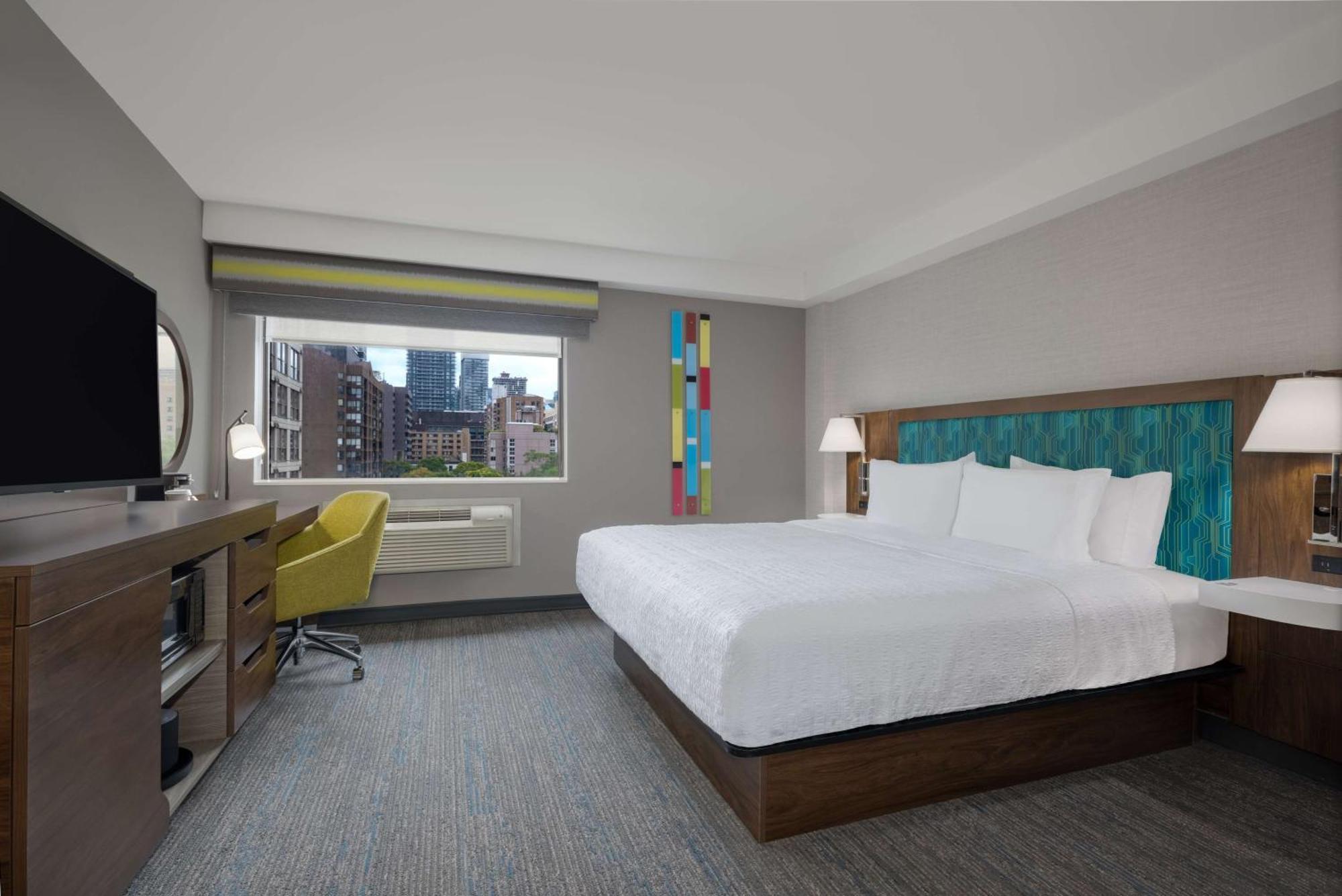 Hampton Inn & Suites By Hilton Toronto Downtown Exterior photo
