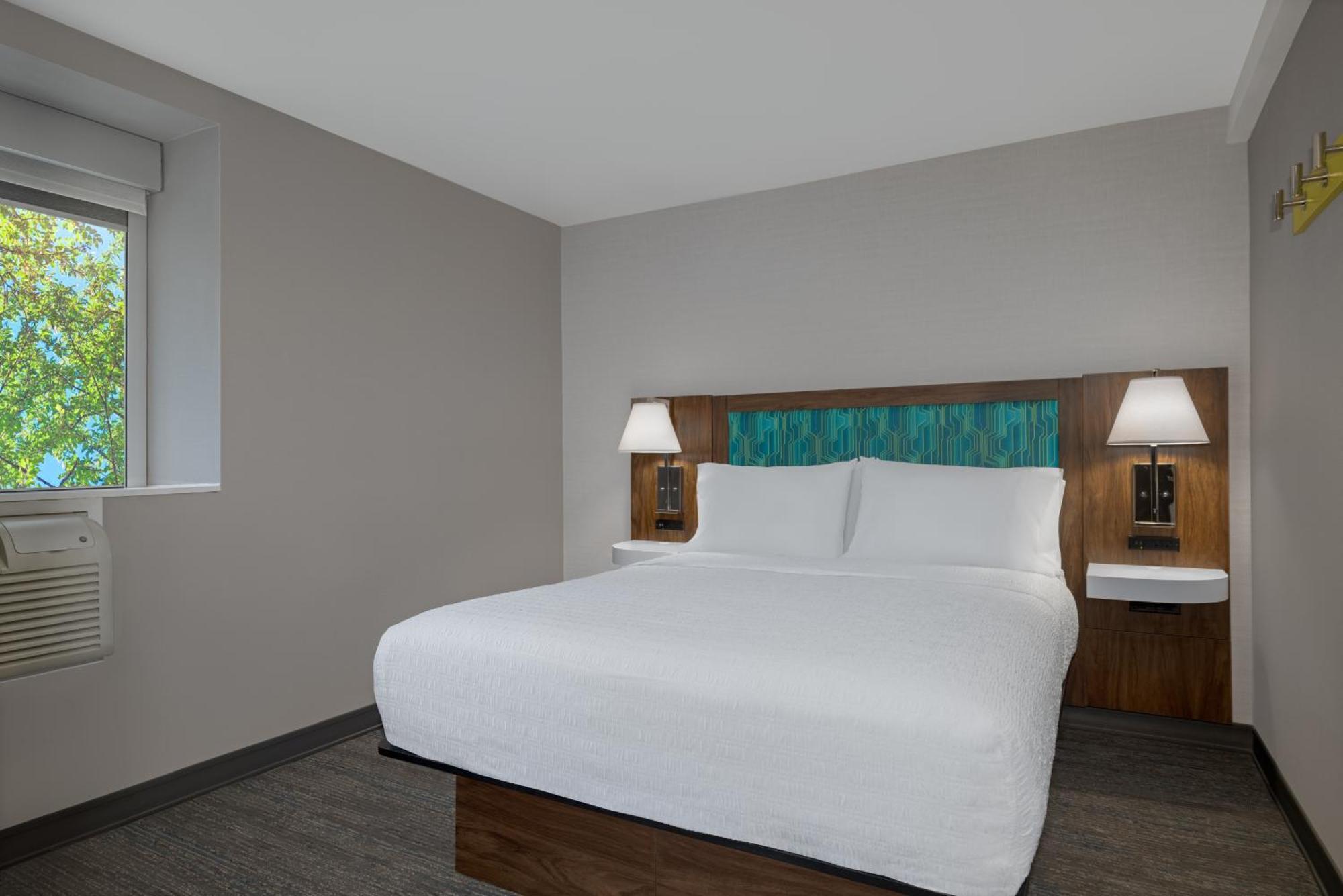 Hampton Inn & Suites By Hilton Toronto Downtown Exterior photo