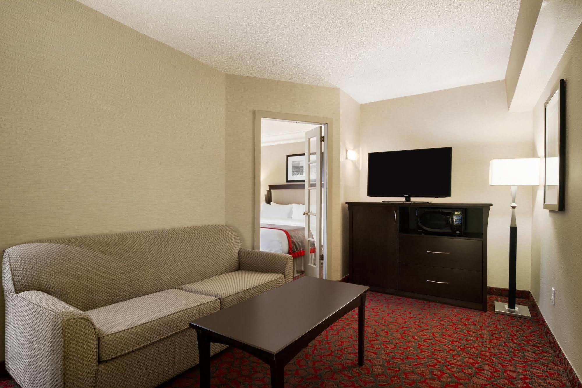 Hampton Inn & Suites By Hilton Toronto Downtown Exterior photo
