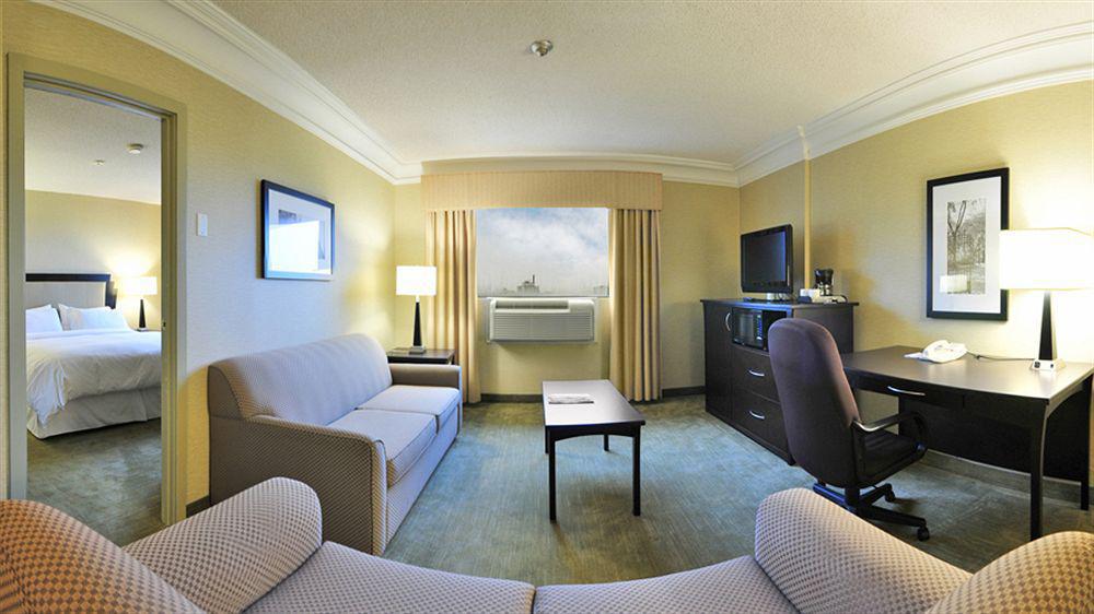 Hampton Inn & Suites By Hilton Toronto Downtown Exterior photo
